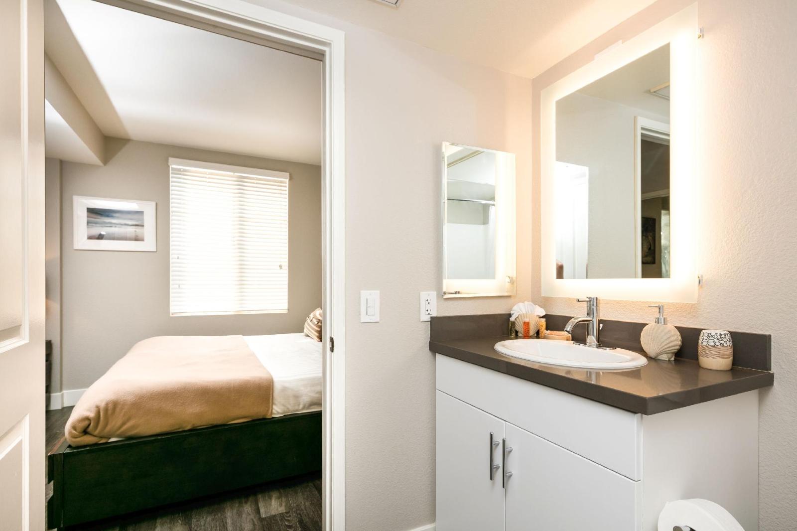 Hotel Style Furnished Suites in LA Beach Area Main image 1
